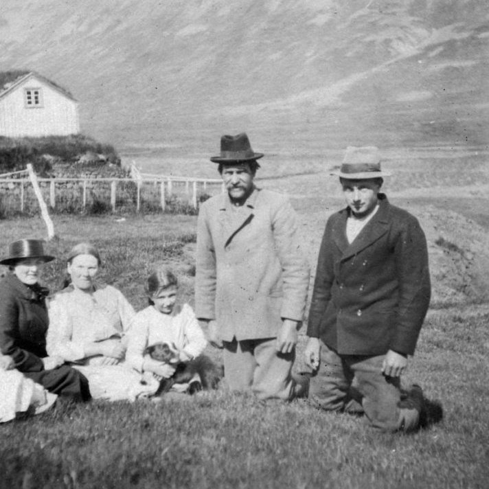 56. Snæbjarnarstaðir Fnjóskárdal. 
      Lengst til vinstri Fanney Sveinsdóttir eða Svanfríður Sveinsdóttir, Guðrún Árnadóttir húsfreyja, Kamilla uppeldisdóttir þeirra hjóna, Jón Ólafsson, bóndi, Þorsteinn Ólafur Jónsson, sonur þeirra. Myndin er tekin um 1920.

Þekkir þú… staðinn, fólkið, tilefnið eða tímann?  Sendu okkur póst minjasafnid@minjasafnid.is