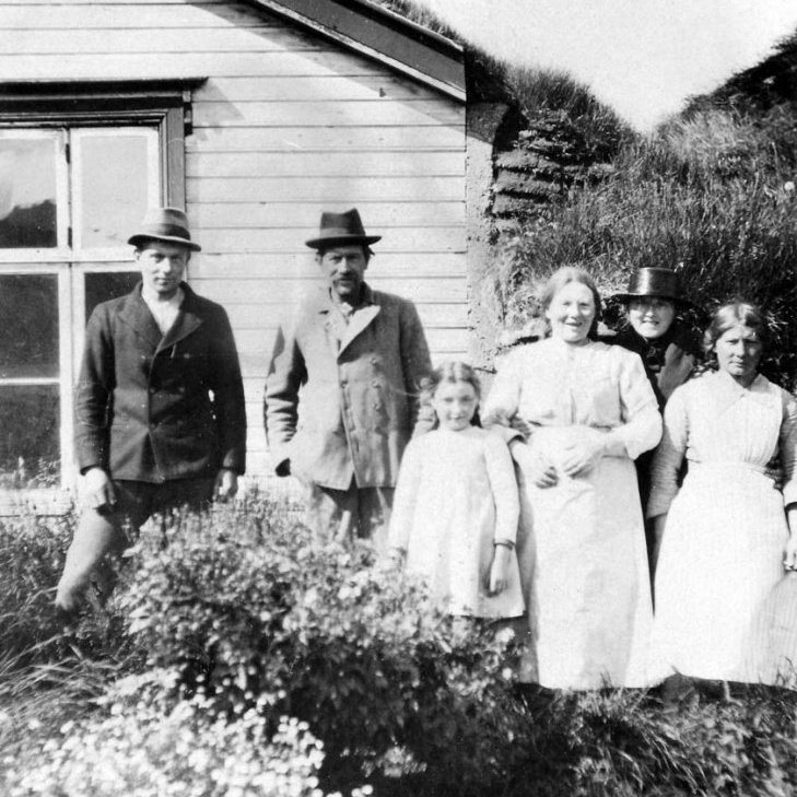 57. Snæbjarnarstaðir Fnjóskárdal. 
F.v. Ólafur Þorsteinn Jónsson, Jón Ólafsson, bóndi, Guðrún Árnadóttir húsfreyja, Fanney eða Svanfríður Sveinsdóttir, Jóhanna Jónsdóttir. Myndin er tekin um 1920.

Þekkir þú… staðinn, fólkið, tilefnið eða tímann?  Sendu okkur póst minjasafnid@minjasafnid.is