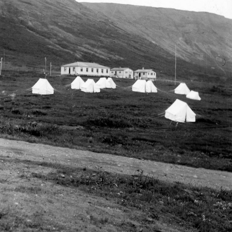 Þekkir þú… staðinn, fólkið, tilefnið eða tímann?  Sendu okkur póst minjasafnid@minjasafnid.is