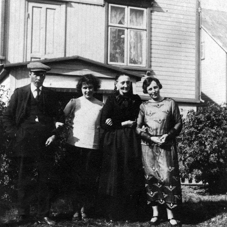 Þekkir þú… staðinn, fólkið, tilefnið eða tímann?  Sendu okkur póst minjasafnid@minjasafnid.is