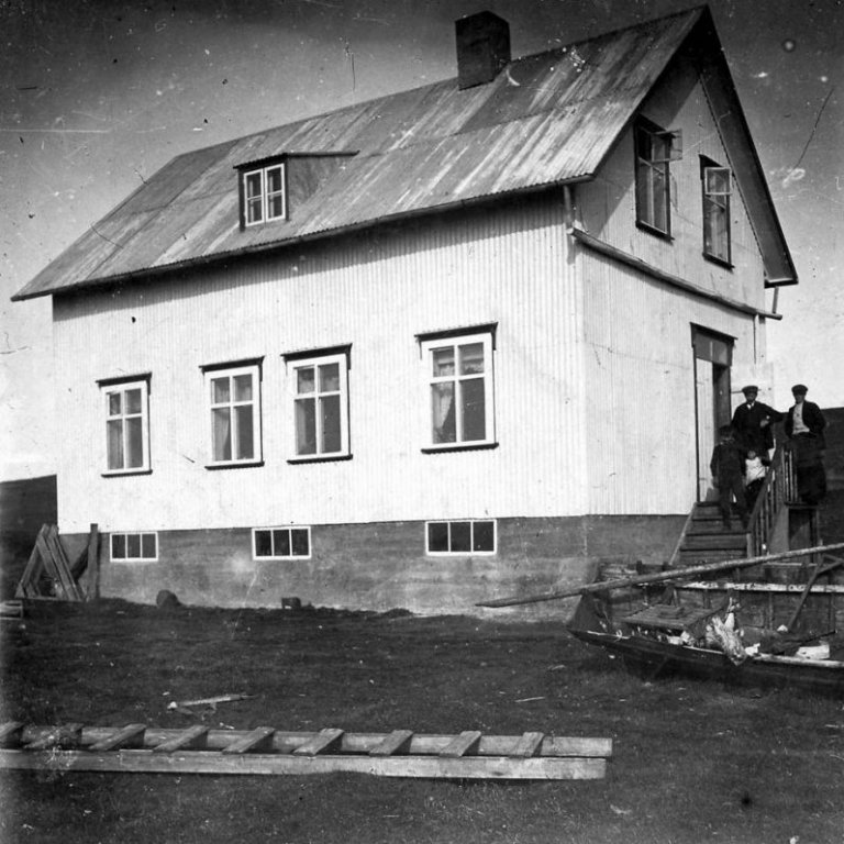 Þekkir þú… staðinn, fólkið, tilefnið eða tímann?  Sendu okkur póst minjasafnid@minjasafnid.is