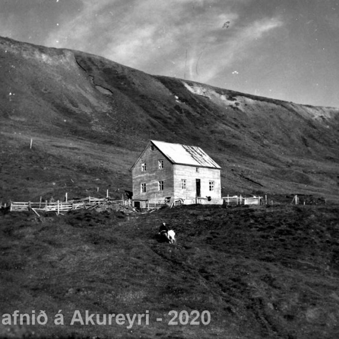 64. Tilgáta: Naustavík í Náttfaravíkum. Sjá mynd 23.
Þekkir þú… staðinn, fólkið, tilefnið eða tímann?  Sendu okkur póst minjasafnid@minjasafnid.is