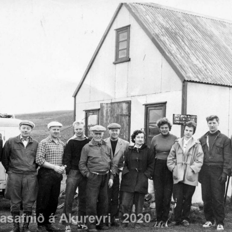 65. Ferðafélagar úr Ferðafélagi Akureyrar staddir í Laugafelli elsta skála Ferðafélags Akureyrar. Á myndinni eru frá vinstri: 
1. Björn Bessason. 2. Björn Þórðarson, 3. Vernharð Sigursteinsson, 4. Jón Dalman Árnasson, 5. Guðni Sigurðsson,    6. Bragi Sigurjónsson, 7. Helga Jónsdóttir, 8. Björg Ólafsdóttir,    9. óþekkt, 10. Haraldur Magnússon kallaður Hari, 11. óþekktur.

Þekkir þú… staðinn, fólkið, tilefnið eða tímann?  Sendu okkur póst minjasafnid@minjasafnid.is