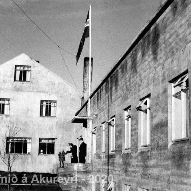 68. Skjaldarvík.
Þekkir þú… staðinn, fólkið, tilefnið eða tímann?  Sendu okkur póst minjasafnid@minjasafnid.is