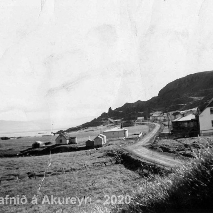 70. Kolbeinsgata á Vopnafirði, Skálanes til vinstri og Vík og Skipasund til hægri. 
Þekkir þú… staðinn, fólkið, tilefnið eða tímann?  Sendu okkur póst minjasafnid@minjasafnid.is