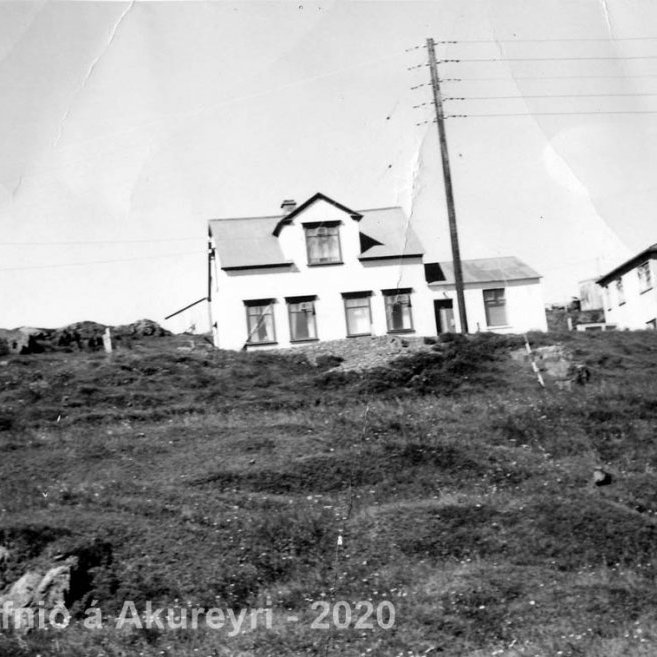 Húsið Garður á Vopnafirði. Garður var sjúkraskýli Vopnafjarðar í áratugi. Húsið Berholt er hægra megin á myndinni. 
71. Þekkir þú… staðinn, fólkið, tilefnið eða tímann?  Sendu okkur póst minjasafnid@minjasafnid.is