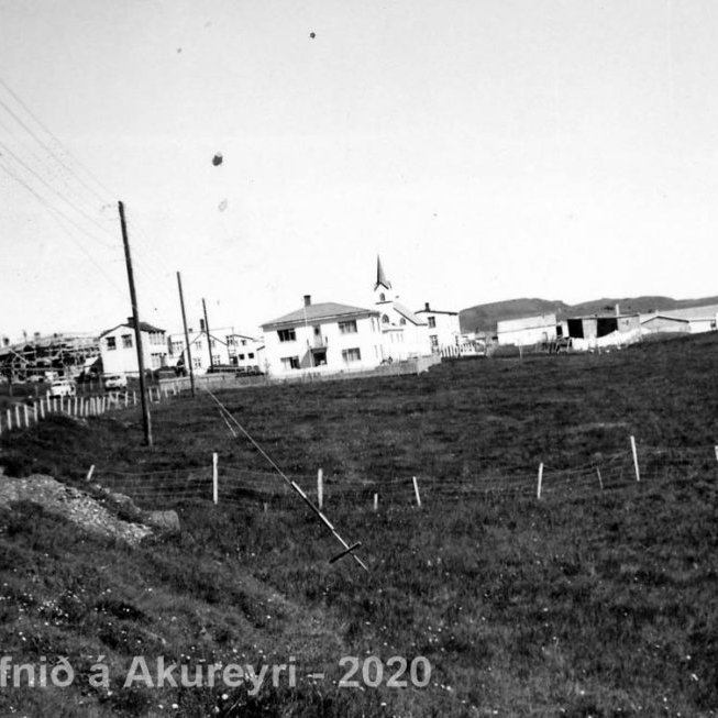 73. Vopnafjörður. Stuðlaberg, Kolbeinsgötu 18. Byggt 1962. Fyrir miðju er Kolbeinsgata 15.
Þekkir þú… staðinn, fólkið, tilefnið eða tímann?  Sendu okkur póst minjasafnid@minjasafnid.is