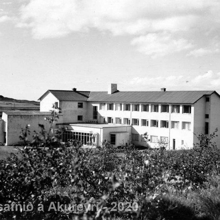 Þekkir þú… staðinn, fólkið, tilefnið eða tímann?  Sendu okkur póst minjasafnid@minjasafnid.is