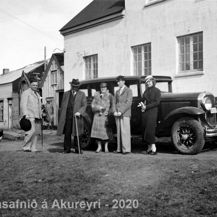 79. Munkaþverá. Samkomuhús Umf. Ársólar til vinstri. 
F.v. Óþekktur, óþekktur, Helga Jónsdóttir, kennari og Guðmundur Eggert Matthíasson, organisti, Guðrún Þorsteinsdóttir, söngkona.

Þekkir þú… staðinn, fólkið, tilefnið eða tímann?  Sendu okkur póst minjasafnid@minjasafnid.is