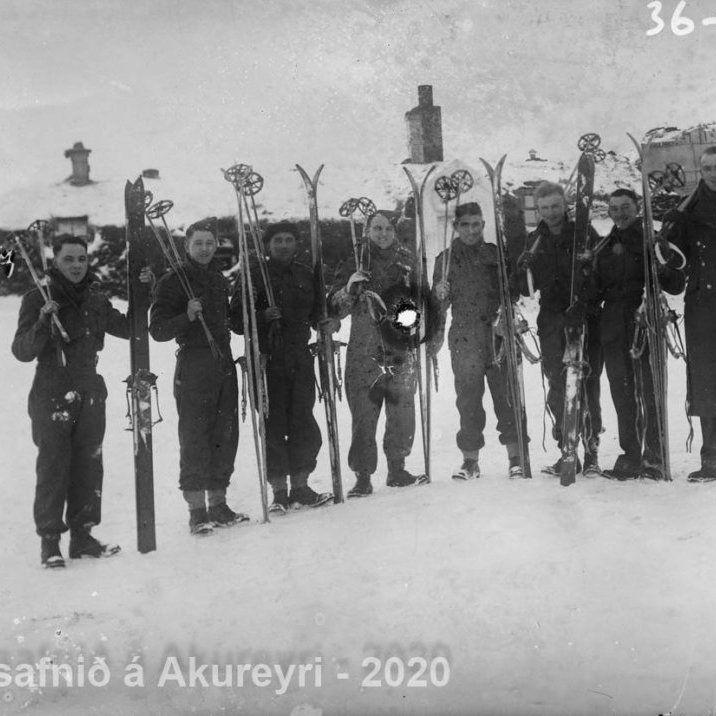 80. Breskir hermenn á óþekktum stað.
Þekkir þú… staðinn, fólkið, tilefnið eða tímann?  Sendu okkur póst minjasafnid@minjasafnid.is