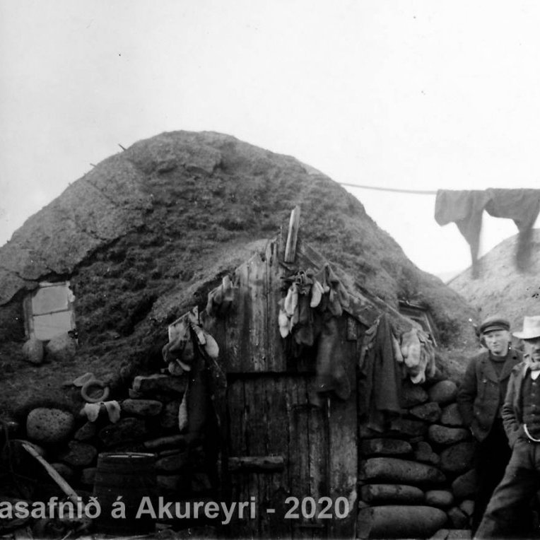 Þekkir þú… staðinn, fólkið, tilefnið eða tímann?  Sendu okkur póst minjasafnid@minjasafnid.is