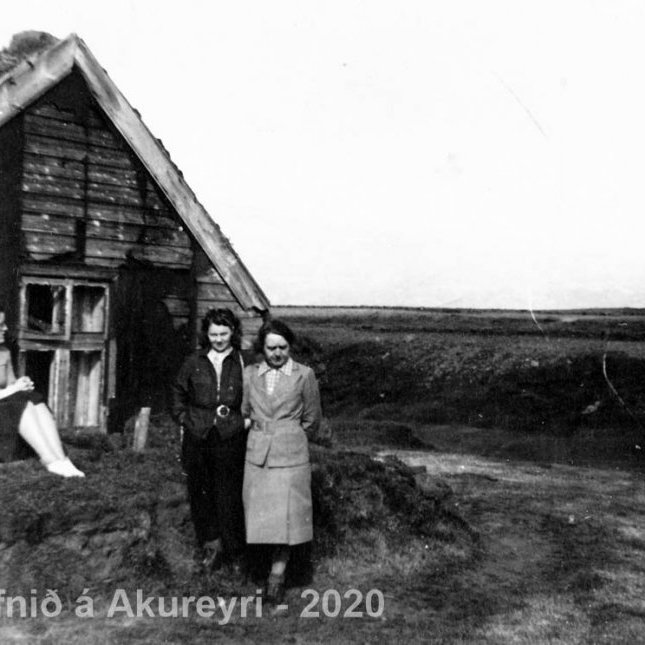 Þekkir þú… staðinn, fólkið, tilefnið eða tímann?  Sendu okkur póst minjasafnid@minjasafnid.is