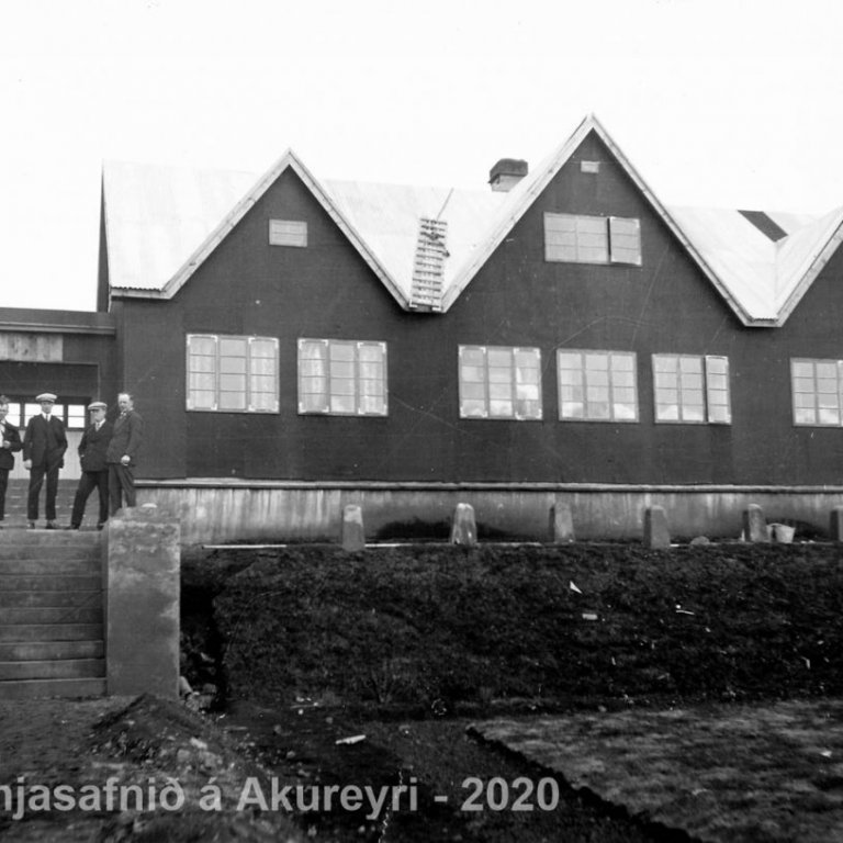 84. Þrastarlundur í Grímsnesi nýbbyggður 1929-1930.
Þekkir þú… staðinn, fólkið, tilefnið eða tímann?  Sendu okkur póst minjasafnid@minjasafnid.is