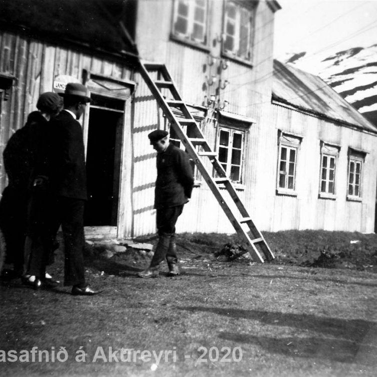 Þekkir þú… staðinn, fólkið, tilefnið eða tímann?  Sendu okkur póst minjasafnid@minjasafnid.is