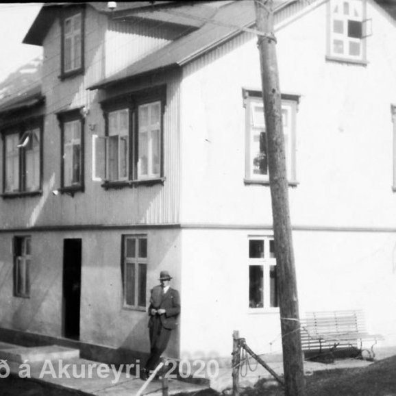 Þekkir þú… staðinn, fólkið, tilefnið eða tímann?  Sendu okkur póst minjasafnid@minjasafnid.is