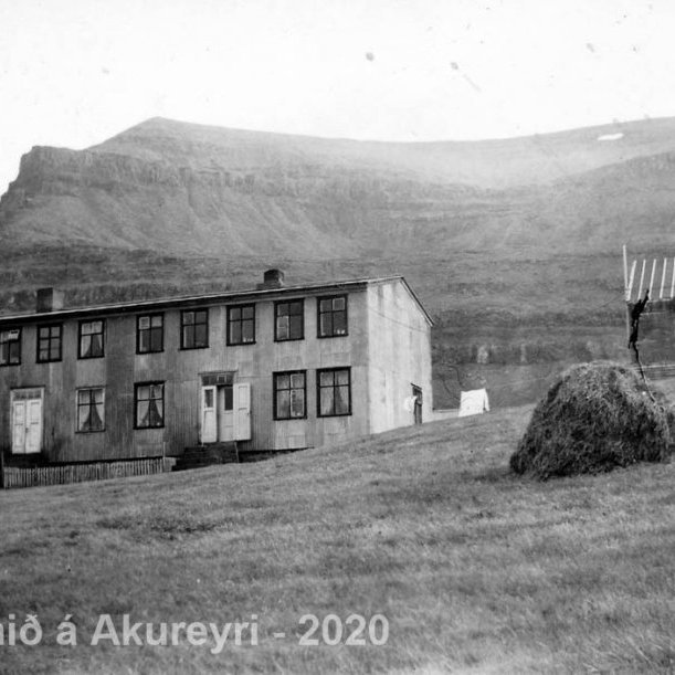 88. Ólafsdalur Gilsfirði. Búnaðarskóli Íslands 1880.
Þekkir þú… staðinn, fólkið, tilefnið eða tímann?  Sendu okkur póst minjasafnid@minjasafnid.is