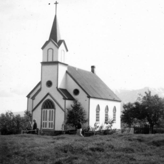 93. Hofskirkja í Hofsárdal í Vopnafirði.
Þekkir þú… staðinn, fólkið, tilefnið eða tímann?  Sendu okkur póst minjasafnid@minjasafnid.is