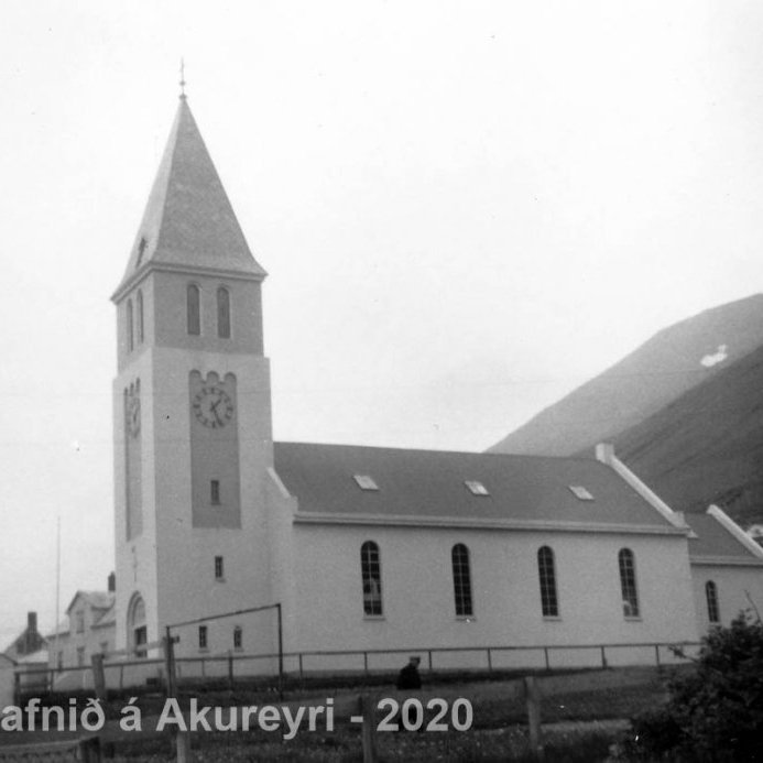 98. Siglufjarðarkirkja.
Þekkir þú… staðinn, fólkið, tilefnið eða tímann?  Sendu okkur póst minjasafnid@minjasafnid.is