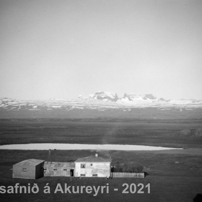 2. Myndin er tekin í Hróarstungu nálægt Kirkjubæ. Horft í átt að Dyrfjöllum. Ísaldarklappirnar eru kallaðar Skersl.
Þekkir þú… staðinn, fólkið, tilefnið eða árið? Sendu okkur póst minjasafnid@minjasafnid.is
