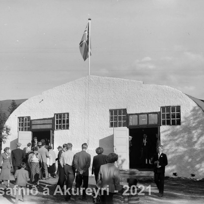 4. Hvaða braggi / samkomuhús er þetta? Vaglaskógur? Samkomubragginn í Naustaborgum?
Þekkir þú… staðinn, fólkið, tilefnið eða árið? Sendu okkur póst minjasafnid@minjasafnid.is