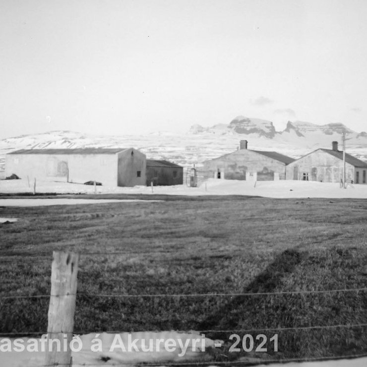 7.  Hróarstunga? Dyrfjöll í fjarska. 
Þekkir þú… staðinn, fólkið, tilefnið eða árið? Sendu okkur póst minjasafnid@minjasafnid.is