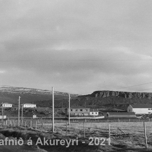 9. Egilsstaðir. Lögreglustöðin t.v. Mjólkurstöðin lengst t.h.
Þekkir þú… staðinn, fólkið, tilefnið eða árið? Sendu okkur póst minjasafnid@minjasafnid.is
