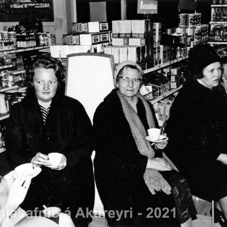 Þekkir þú… staðinn, fólkið, tilefnið eða árið? Sendu okkur póst minjasafnid@minjasafnid.is
