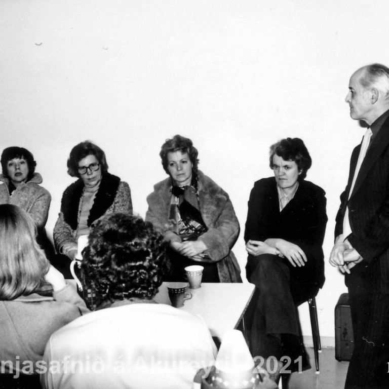 Búðarfundur KEA.
Frá vinstri, 1. óþekkt, 2. Guðbjörg Sæmundsdóttir frá Fagrabæ, 3. óþekkt, 4. óþekkt, 5. Brjánn Guðjónsson. 
Þekkir þú… staðinn, fólkið, tilefnið eða árið? Sendu okkur póst minjasafnid@minjasafnid.is