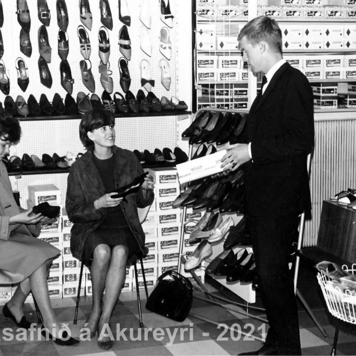 Þekkir þú… staðinn, fólkið, tilefnið eða árið? Sendu okkur póst minjasafnid@minjasafnid.is