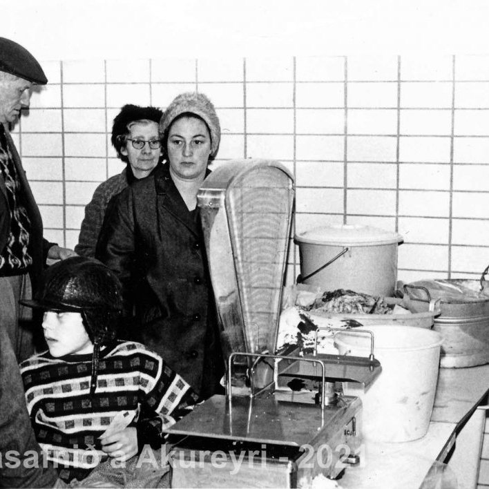 121. Þekkir þú… staðinn, fólkið, tilefnið eða árið? Sendu okkur póst minjasafnid@minjasafnid.is