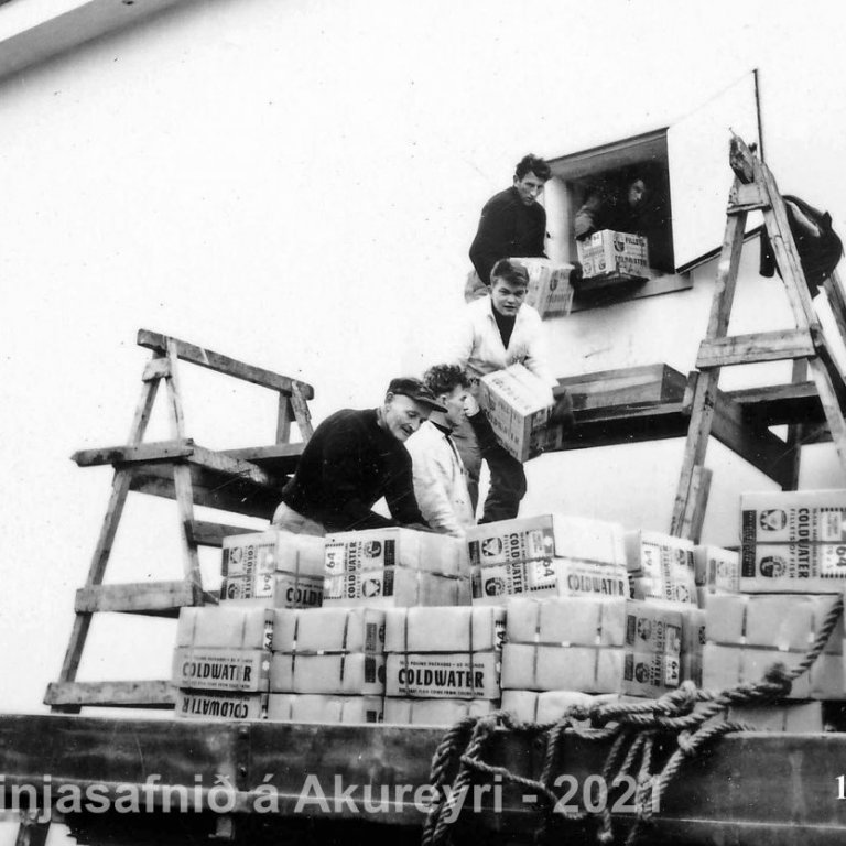 125. Þekkir þú… staðinn, fólkið, tilefnið eða árið? Sendu okkur póst minjasafnid@minjasafnid.is