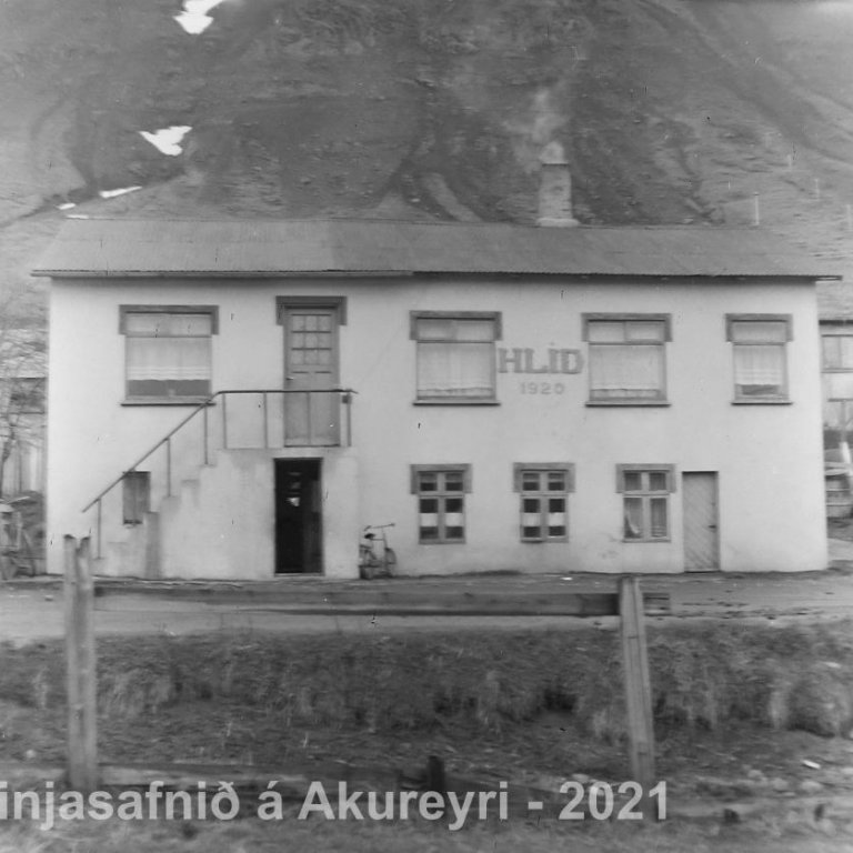 16. Hlíðarvegur 13 Siglufirði. Húsið er byggt 1920.
Þekkir þú… staðinn, fólkið, tilefnið eða árið? Sendu okkur póst minjasafnid@minjasafnid.is