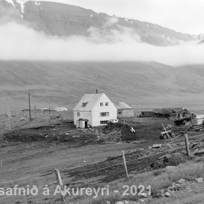19. Hólsgerði. Tjarnir eru hinum megin við ánna.
Þekkir þú… staðinn, fólkið, tilefnið eða árið? Sendu okkur póst minjasafnid@minjasafnid.is