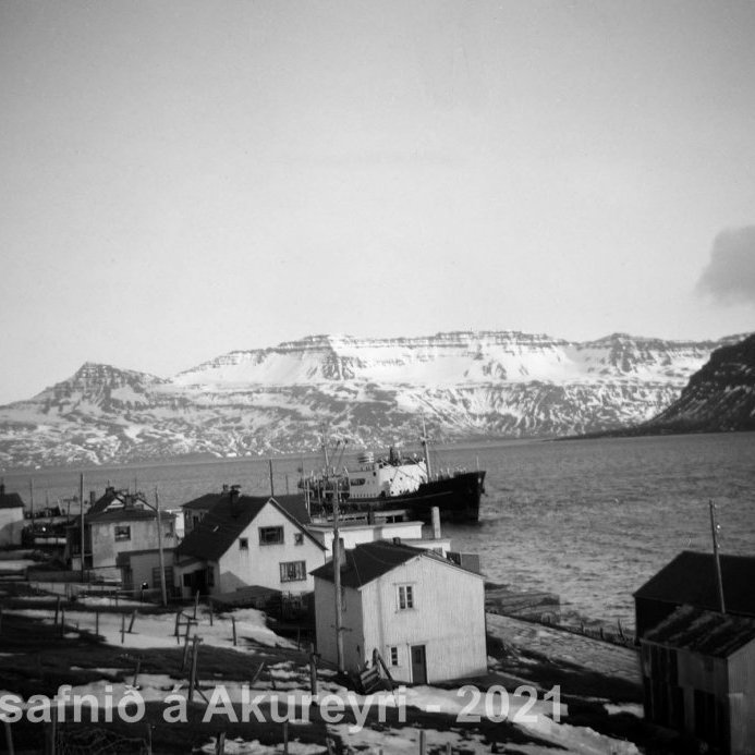 25. Neskaupstaður. Götuhjalli vinstra megin í fjallinu.
Þekkir þú… staðinn, fólkið, tilefnið eða árið? Sendu okkur póst minjasafnid@minjasafnid.is