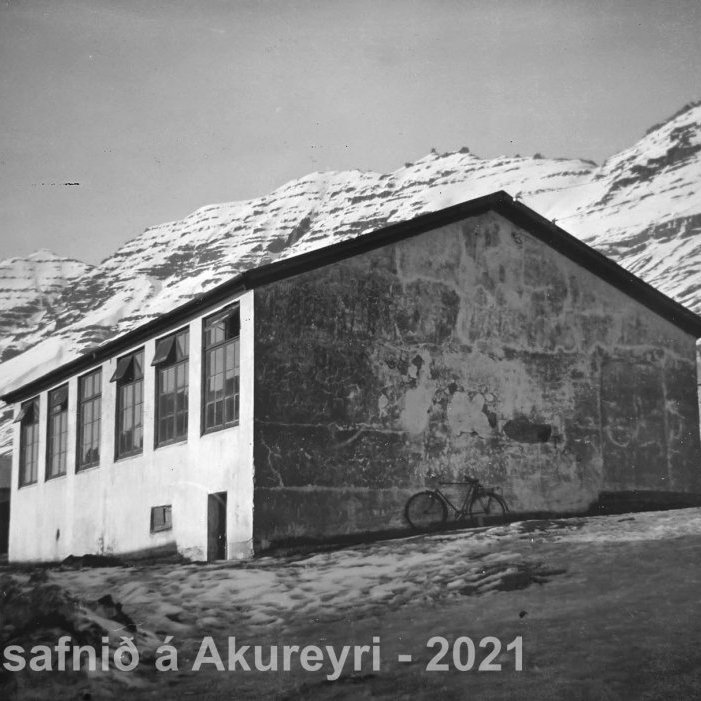 36.  Sundskáli Svarfdælinga?
Þekkir þú… staðinn, fólkið, tilefnið eða árið? Sendu okkur póst minjasafnid@minjasafnid.is