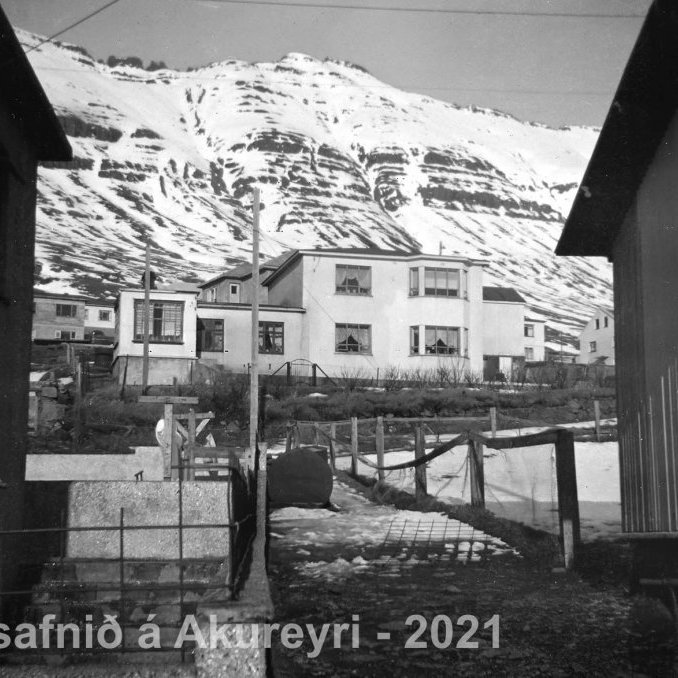 37.  Neskaupstaður.
Þekkir þú… staðinn, fólkið, tilefnið eða árið? Sendu okkur póst minjasafnid@minjasafnid.is