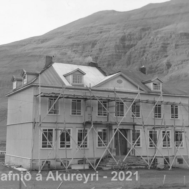 42. Gamli skólinn á Seyðisfirði. Byggður 1907.
Þekkir þú… staðinn, fólkið, tilefnið eða árið? Sendu okkur póst minjasafnid@minjasafnid.is