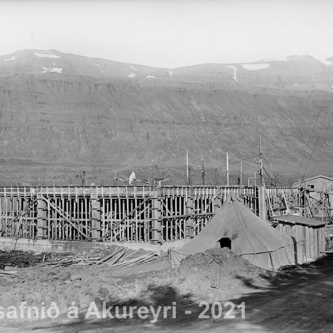43.  Seyðisfjörður. Bygging fiskvinnslunnar um 1950.
Þekkir þú… staðinn, fólkið, tilefnið eða árið? Sendu okkur póst minjasafnid@minjasafnid.is