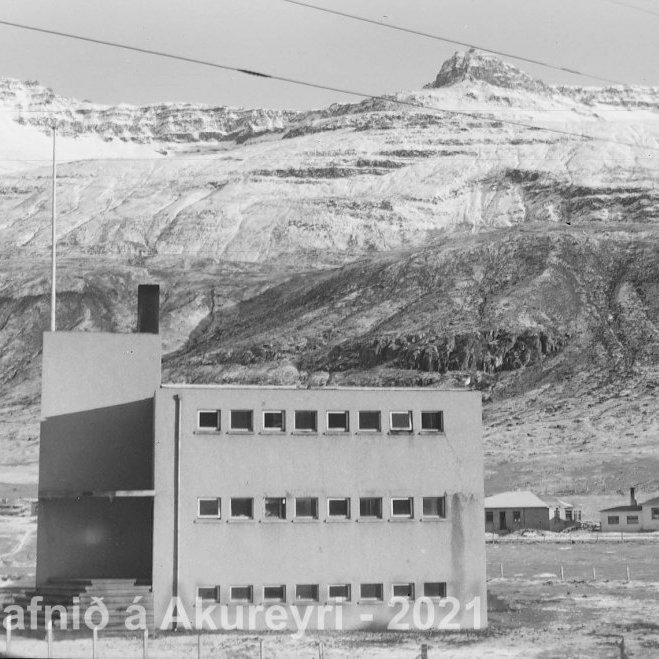 44.  Sundhöllin Seyðisfirði byggð fyrir 1950.
Þekkir þú… staðinn, fólkið, tilefnið eða árið? Sendu okkur póst minjasafnid@minjasafnid.is