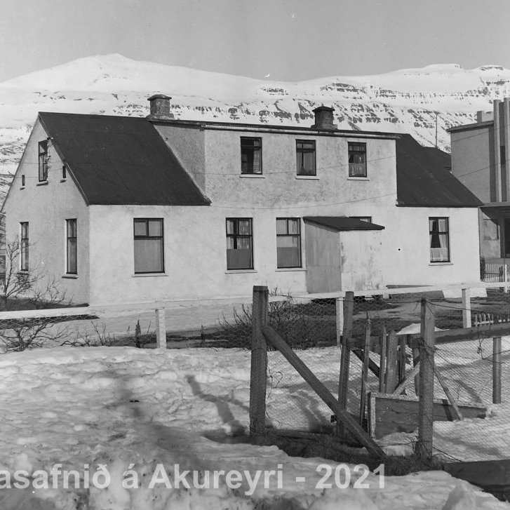 46. Seyðisfjörður. Húsið Bjarki sem stóð á núverandi bílaplani framan við félagsheimilið Herðubreið á Seyðisfirði.
Þekkir þú… staðinn, fólkið, tilefnið eða árið? Sendu okkur póst minjasafnid@minjasafnid.is