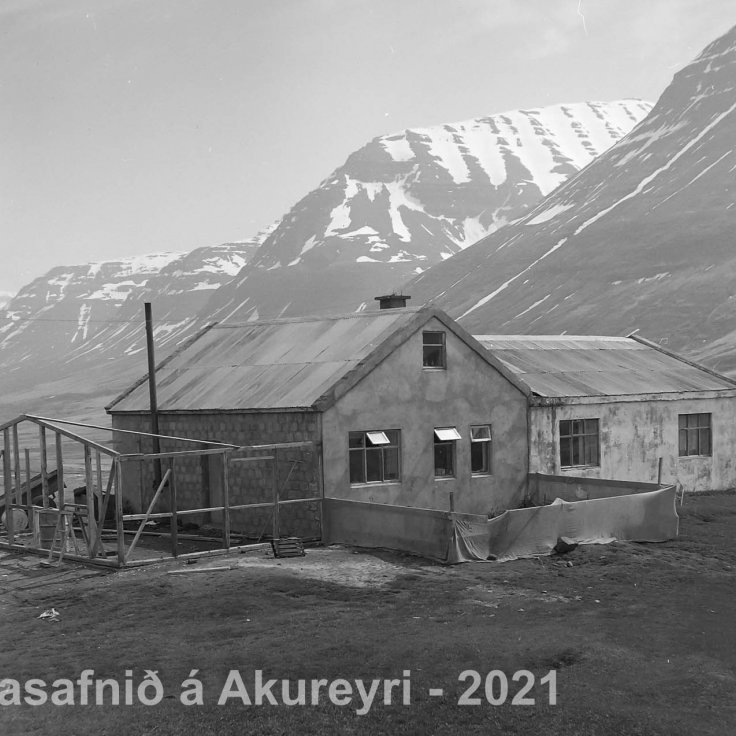 51. Þorsteinsstaðir Svarfaðardal. Fjallið Hyrna, Búrfellshyrna, Hæringstaðarhyrna.
Þekkir þú… staðinn, fólkið, tilefnið eða árið? Sendu okkur póst minjasafnid@minjasafnid.is