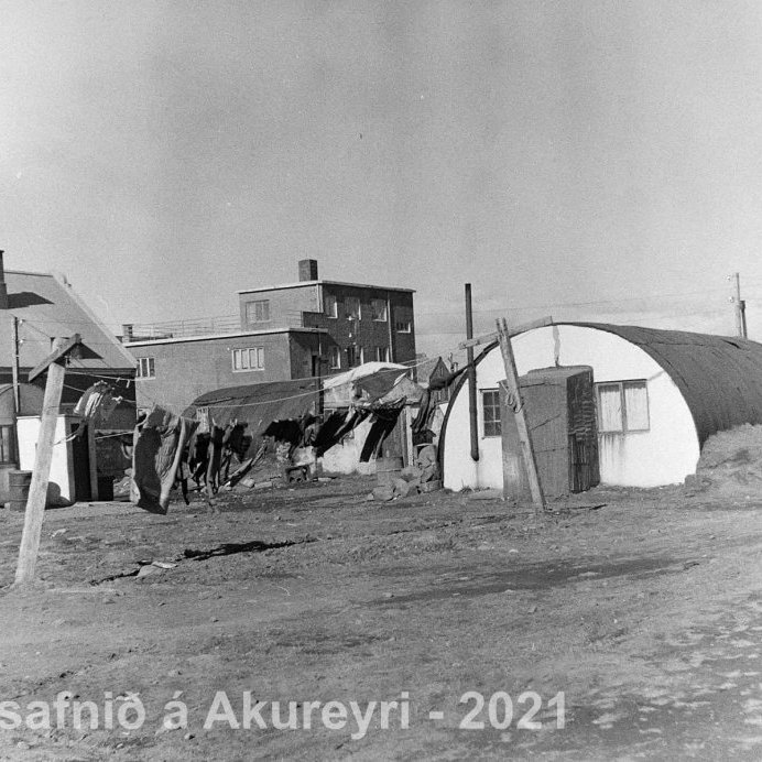 52. Kampurinn á Skólavörðuholtinu. Freyjugata  á bakvið.
Þekkir þú… staðinn, fólkið, tilefnið eða árið? Sendu okkur póst minjasafnid@minjasafnid.is