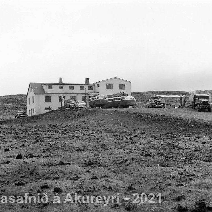 53. Fornihvammur í Norðurárdal í Borgafirði. Veitinga- og gistihús sem hætti starfsemi árið 1974.Páll´i Fonrahvammi keypti snjóbíl til að ferja fólk yfir Holtavörðuheiði en Fornihvammur var áningastaður þegar ófært var og þurfti Páll oft að sækja fólk upp á heiði á snjóbílnum.
Þekkir þú… staðinn, fólkið, tilefnið eða árið? Sendu okkur póst minjasafnid@minjasafnid.is