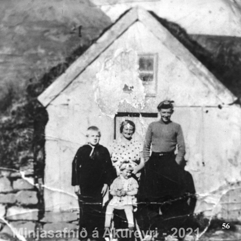 56. Þorsteinsstaðir 1939-1941. F.v. Gunnlaugur Tryggvason, Ingibjörg Jóhanna Magnúsdóttir, Halldór Tryggvason, sitjandi Ingibjörg Guðrún Tryggvadóttir.
Þekkir þú… staðinn, fólkið, tilefnið eða árið? Sendu okkur póst minjasafnid@minjasafnid.is