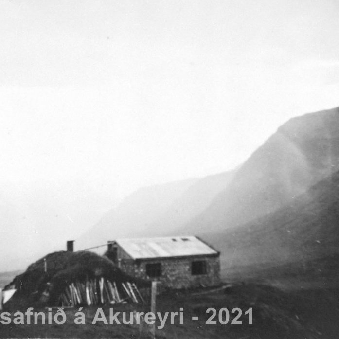 57. Þorsteinsstaðir í Svarfaðardal. Kotárfjall. Torfbærinn enn standandi.
Þekkir þú… staðinn, fólkið, tilefnið eða árið? Sendu okkur póst minjasafnid@minjasafnid.is