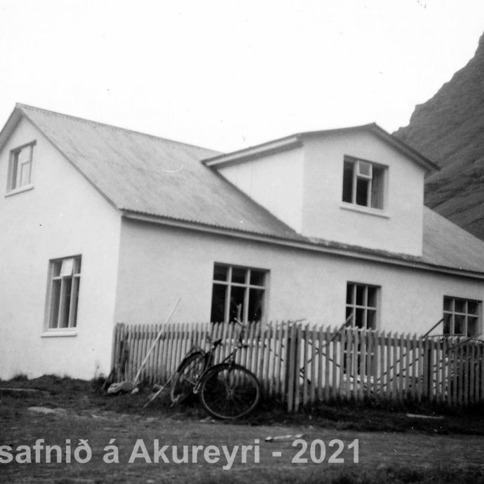 60. Kirkjuból í Bjarnardal Önundarfirði.
 Þekkir þú… staðinn, fólkið, tilefnið eða árið? Sendu okkur póst minjasafnid@minjasafnid.is