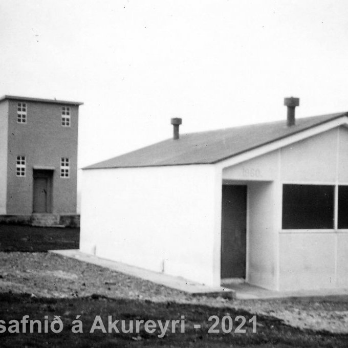 62. Látrabjargsviti og vélahúsið. Bjargtangar.
Þekkir þú… staðinn, fólkið, tilefnið eða árið? Sendu okkur póst minjasafnid@minjasafnid.is