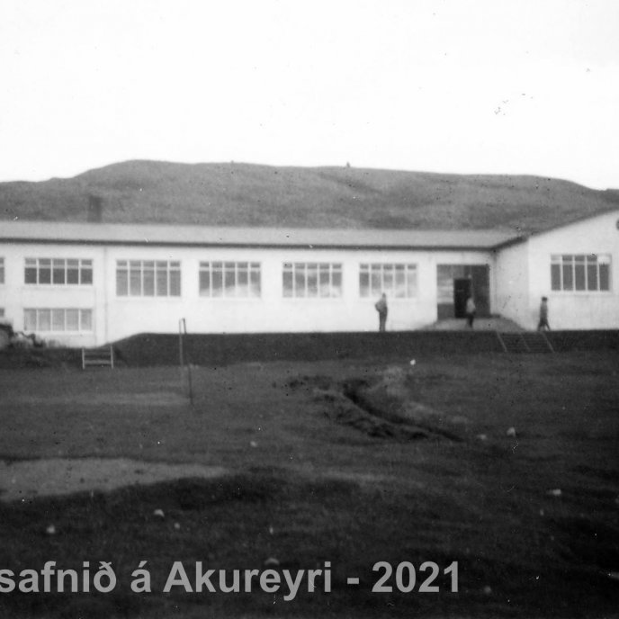 65. Grunnskólinn á Hólmavík.
 Þekkir þú… staðinn, fólkið, tilefnið eða árið? Sendu okkur póst minjasafnid@minjasafnid.is