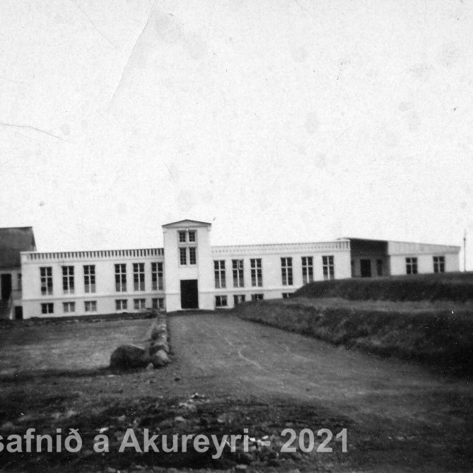 71. Héraðsskólinn á Laugarvatni stofnaður 1920. Guðjón Samúelsson arkitekt. Á þesari mynd er skólinn ófullbyggður.
