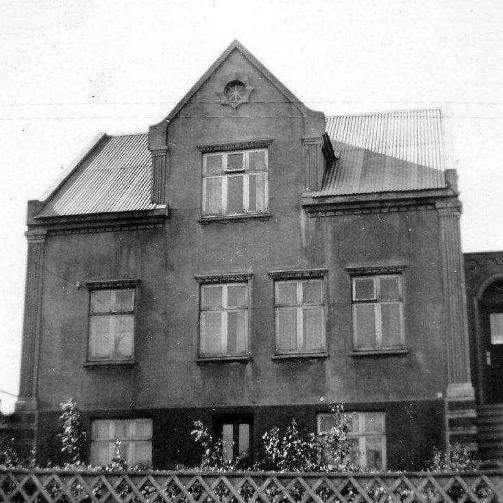 73. Hús við Oddeyrargötu vestan við Skátagilið.
Þekkir þú… staðinn, fólkið, tilefnið eða árið? Sendu okkur póst minjasafnid@minjasafnid.is